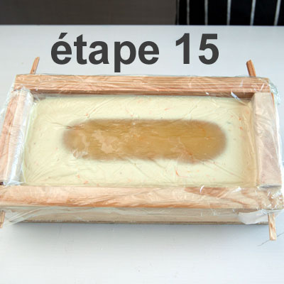 The chemical reaction expands: we can then see the gel stage.